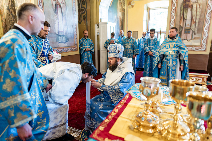 Архиерейское богослужение в праздник Успения Пресвятой Богородицы в Троицком кафедральном соборе Подольска